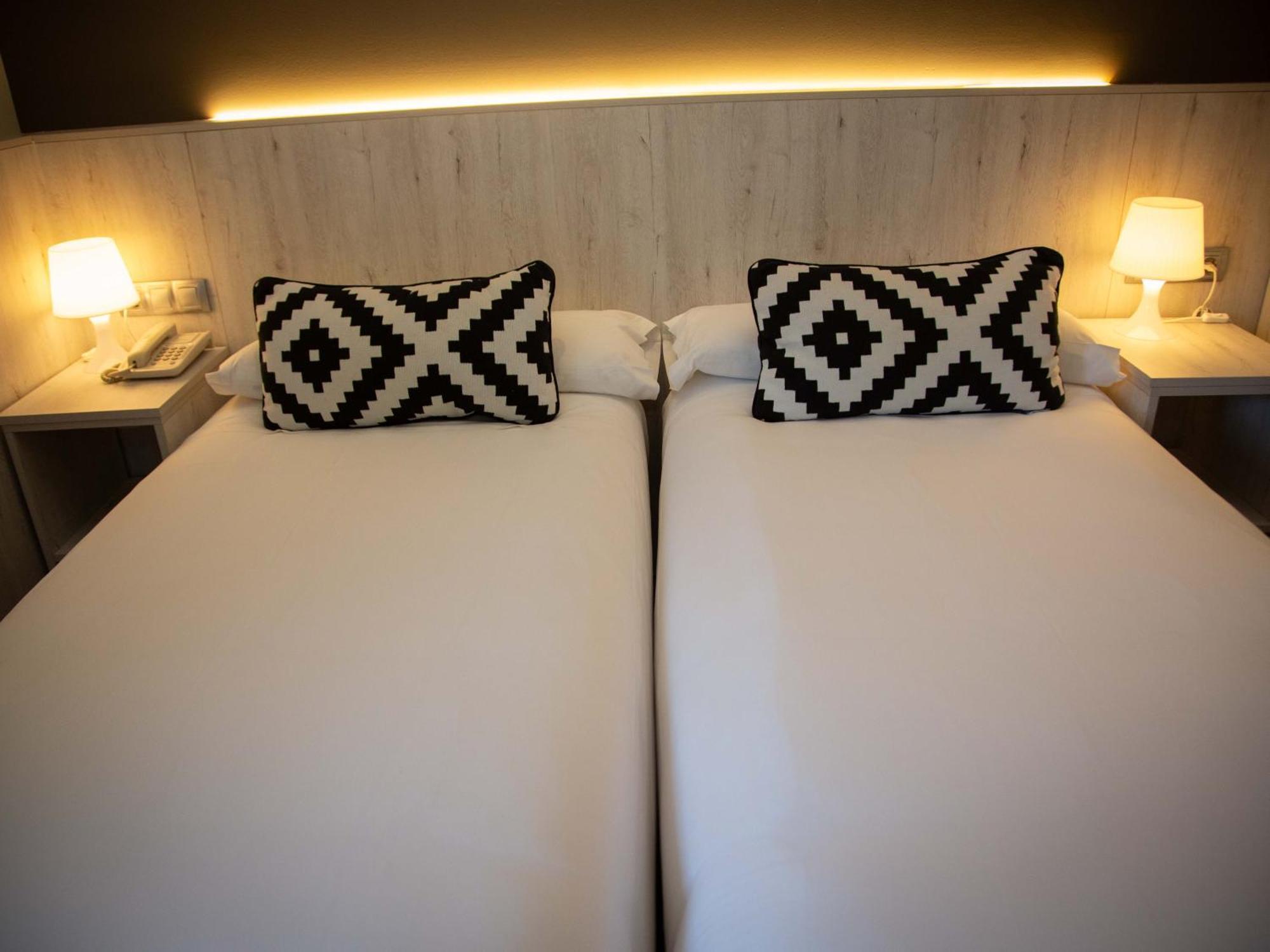 Hotel Restaurante Cadosa โซรีอา ภายนอก รูปภาพ